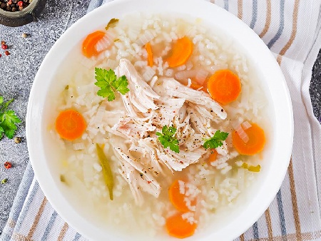 Пилешка супа с моркови и ориз с топла застройка с кисело мляко и яйце - снимка на рецептата